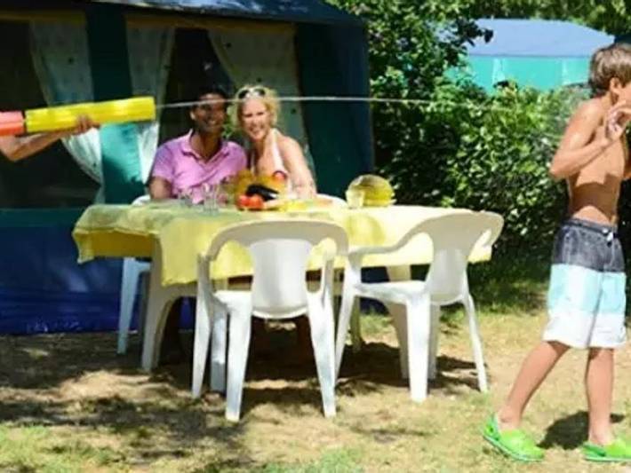 Tente pour 5 personnes, avec bassin pour enfant en Provence-Alpes-Côte d'Azur - 2