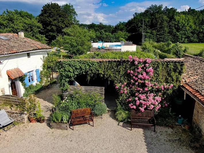Location de vacances pour 2 personnes, avec Terrasse ainsi que Jardin et Sauna à Messé