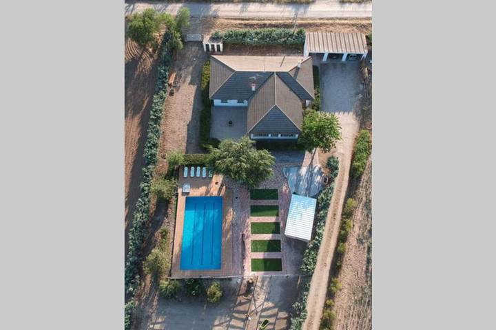 Casa rural para 10 personas, con vistas además de jardín y piscina, Se admiten mascotas en Montes de Toledo - 2