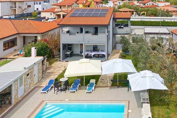 Villa für 8 Personen, mit Garten und Balkon in Kaštel (Plovanija)