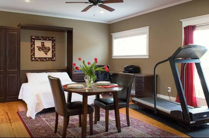 Apartment for 2 people, with balcony and hot tub as well as yard in Houston