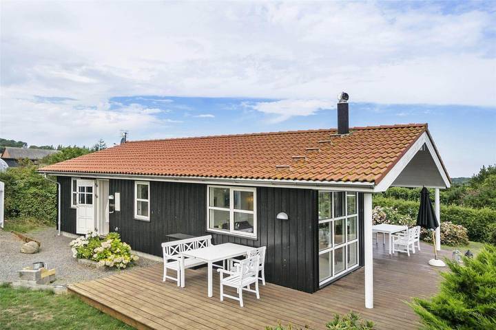 Ferieudlejning for 6 personer, med terrasse og jacuzzi samt sauna i Sandvig