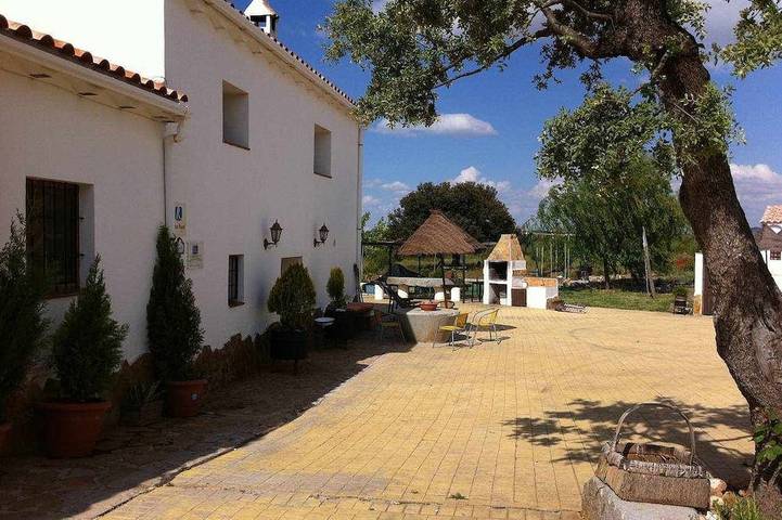 Casa rural para 10 personas, con balcón además de piscina y jardín en Comarca de Baza