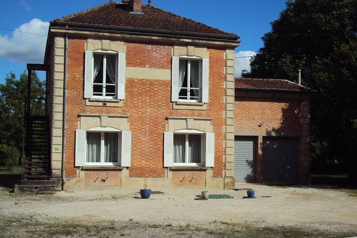 Gîte pour 8 personnes, avec jardin à Doulaincourt-Saucourt