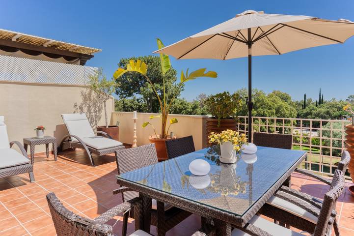 Apartamento entero, Apartamento 'Lechuza Elviria Marbella 2' con piscina compartida, Wi-Fi y aire acondicionado. in Marbella Este, Marbella
