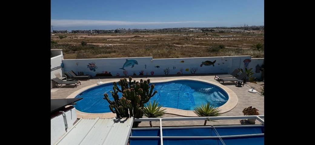 Chalet para 8 personas, con jardín y vistas al lago además de vistas y piscina en Torrevieja
