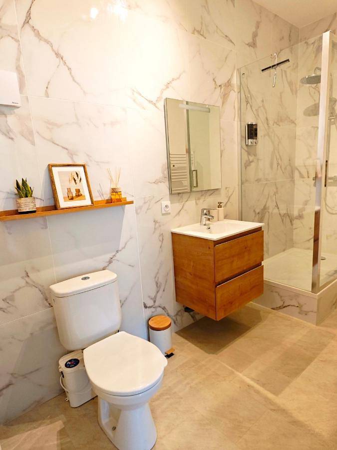 Appartement entier, Appart neuf Lit Queensize Parking gratuit 2 pers in Bavilliers, Territoire de Belfort