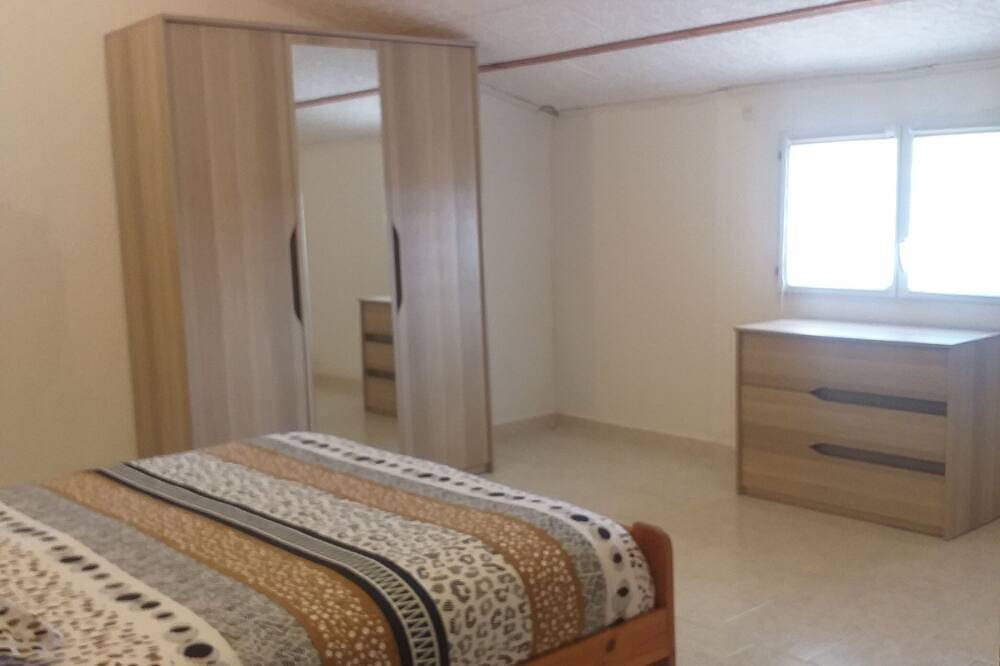 Apartamento entero, Lovely detached apartment in the countryside in a family-run farmhouse in Puget, Parque natural regional del Luberon