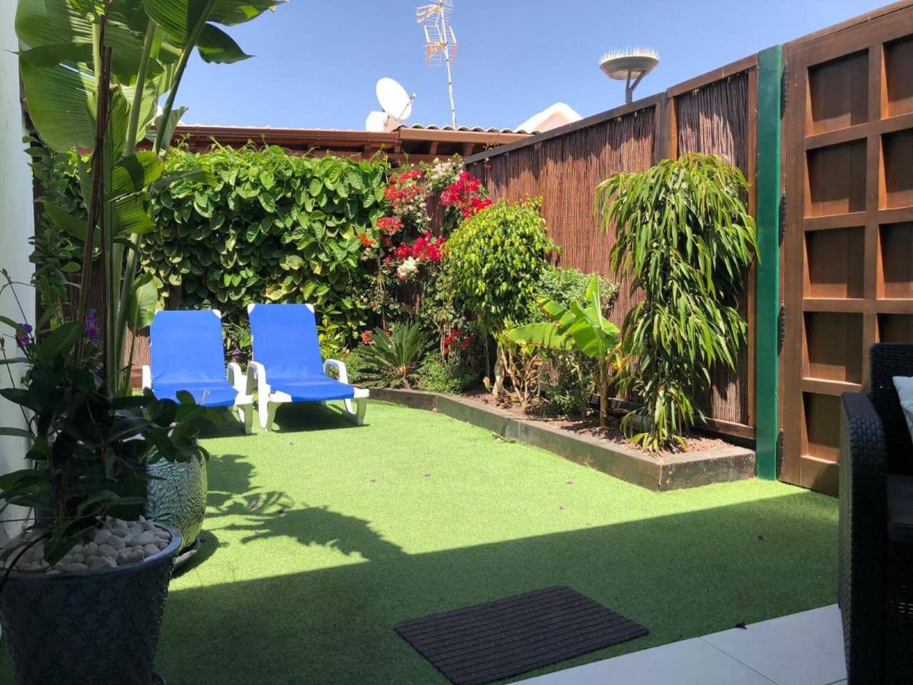 Vacation Home 'Bungalow Atos' with Private Garden with Shared Pool and Wi-Fi in Maspalomas, San Bartolomé de Tirajana