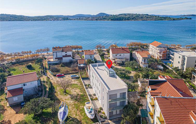 Ganze Ferienwohnung, Gemütliches Apartment mit 2 Schlafzimmern, Meerblick, Pool und Terrasse – in Strandnähe in Srima, Šibenik-Knin