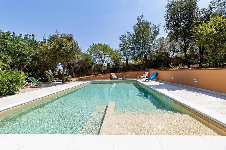 Villa per 10 persone, con Balcone e Idromassaggio nonché Terrazza e Giardino a Capoterra