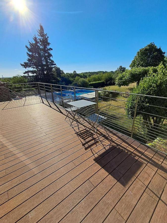 Gîte pour 4 personnes, avec Balcon et Terrasse ainsi que Jardin et Piscine à Peaugres
