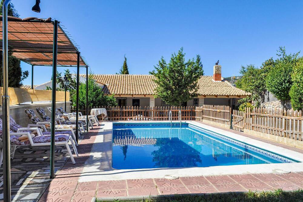 Wunderschönes Haus in Montefrío mit privatem Swimmingpool, der sowohl drinnen. in Montefrío, Granada Provinz