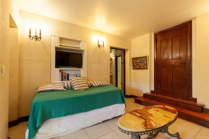 Appartement entier, Appartement 'Le Repaire' avec vue sur montagne, terrasse et jardin partagés in Cassis, Parc national des Calanques