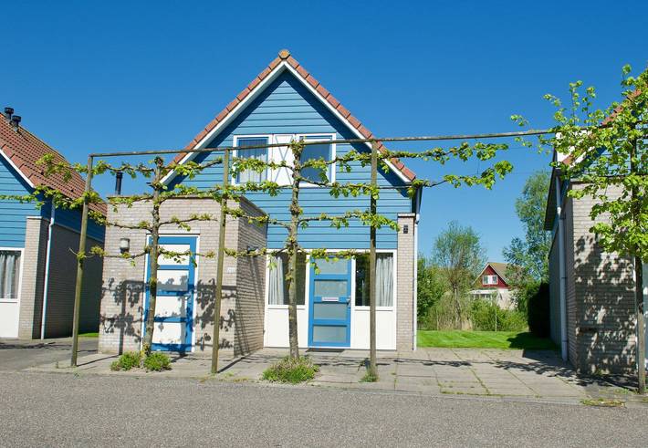 Villa voor 6 personen, with sauna and uitzicht op het meer as well as balkon/terras and terras in Zeeland