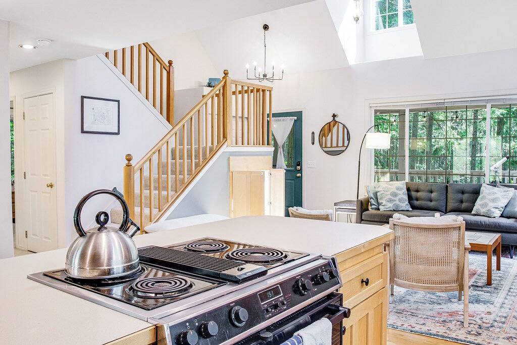 Dreamy Retreat in the Woods W/ Firepit, Fireplace, Free Wifi, Large Deck & More in Orcas Island