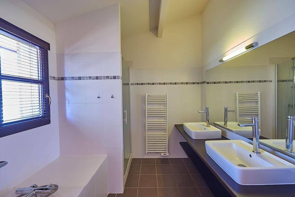 Villa in Castle Park with Heated Pool in Salles, Arcachon region