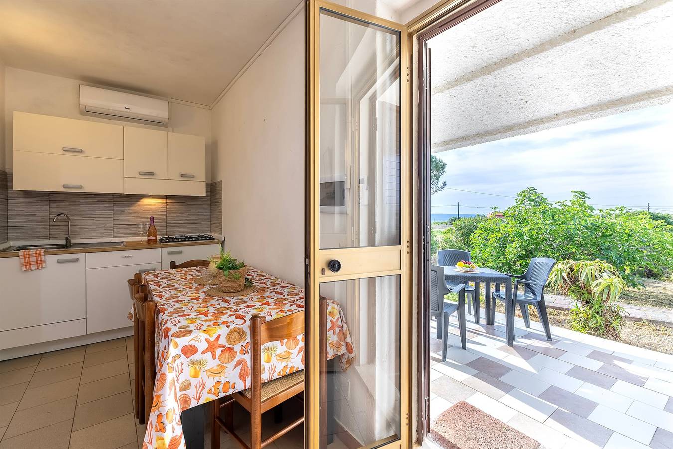Apartamento inteiro, Apartamento 'Trilocale Mirto Vista Mar 4' com Vista Mar, Wi-Fi e Ar Condicionado in La Muddizza, Valledoria