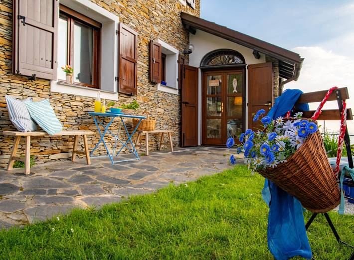 Casa di campagna in pietra 'Paradiso San Giacomo' con incantevole Vista Mare, grande giardino in Cogorno, Riviera di Levante