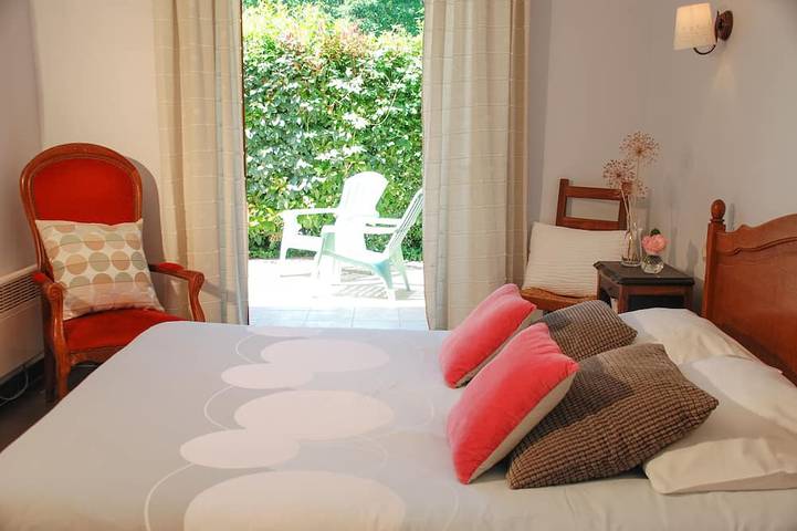 Gîte pour 4 personnes, avec terrasse ainsi que jardin et piscine, animaux acceptés à Vallières-les-Grandes - 3