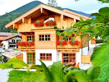Ferienwohnung für 4 Personen, mit Ausblick und Garten sowie Sauna in Rottach-Egern