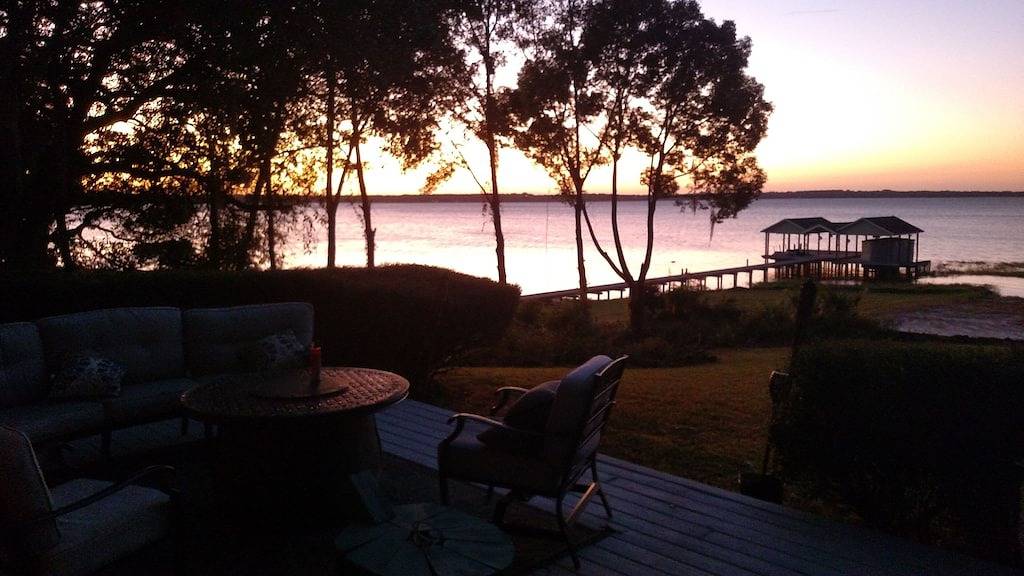 Schauen Sie sich die wunderschöne Cedar Lodge am Lake Weir an! in Marion County (FL)