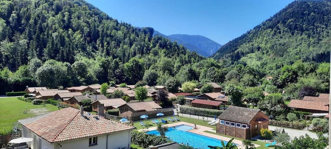 Location de vacances pour 4 personnes, avec jardin ainsi que piscine et vue, animaux acceptés à Fougax-et-Barrineuf - 2
