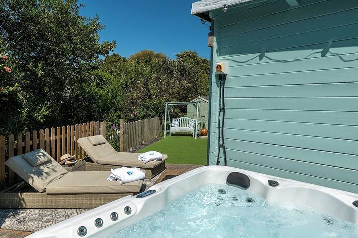 Beach house for 5 people, with Hot tub and Terrace as well as Garden in Milford-on-Sea