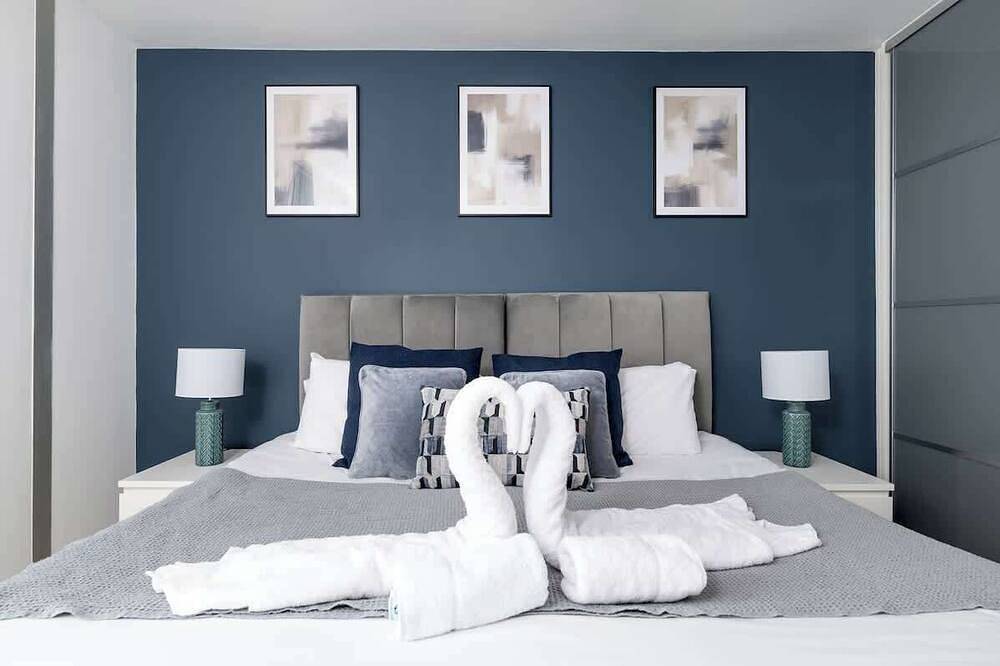 Entire apartment, 2Br| Free Parking | Walk to Shops, Centre & Xscape in Milton Keynes, South East England