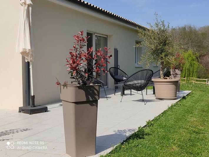 Location de vacances pour 6 personnes, avec vue ainsi que jardin et piscine à Queyssac - 3