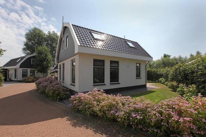 Ferienhaus für 6 Personen, mit Balkon/Terrasse und Whirlpool sowie Terrasse und Garten in Schoorl