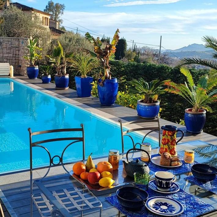 Chambre d’hôte pour 2 personnes, avec piscine ainsi que vue et balcon