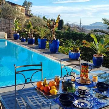 Chambre d’hôte pour 2 personnes, avec balcon ainsi que vue et piscine à Mougins