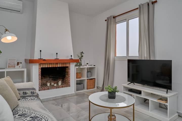 Appartement entier, Appartement de vacances "Nerja" avec vue sur la mer, piscine partagée et Wi-Fi in Playa de Burriana, Nerja