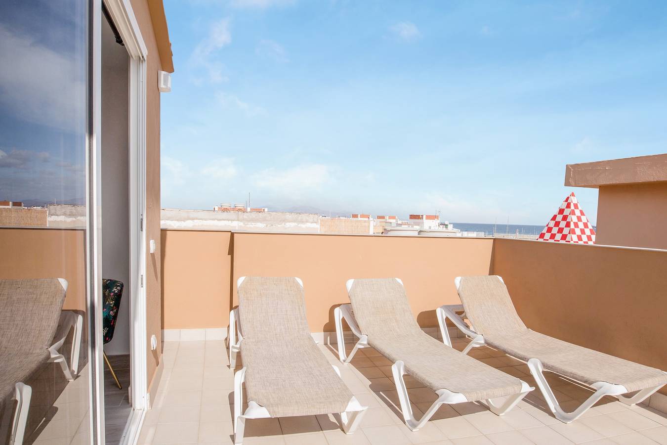 Ganze Wohnung, Geräumige Ferienwohnung "Ático deluxe Corralejo centro" in der Nähe dem Strand mit Meerblick in Puerto de Corralejo, La Oliva