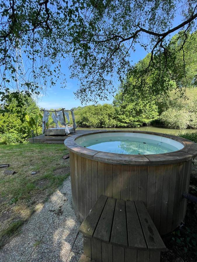Location de vacances pour 4 personnes, avec Jacuzzi ainsi que Terrasse et Jardin à Connerré
