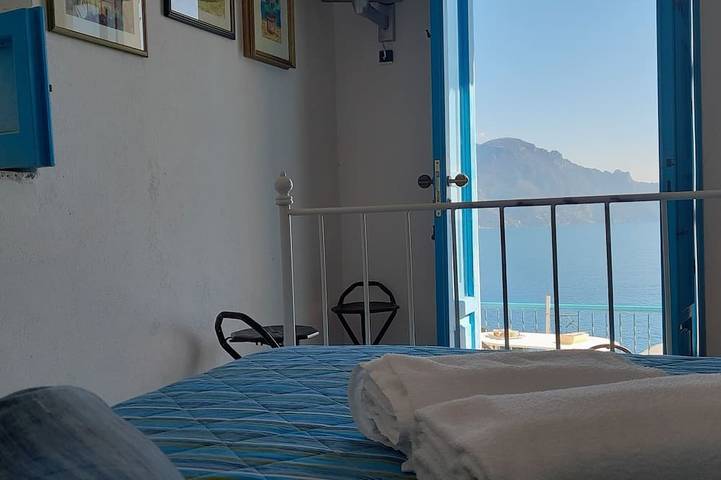 Entire apartment, L'Isola di Prospero: Dimora d'Arte del '400 vista mare in Tovere, Conca dei Marini
