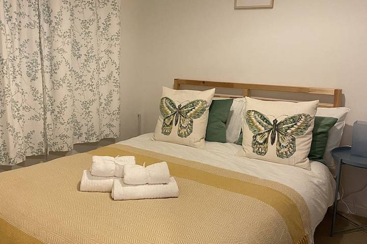 Serenity by the Canal House near City Centre with 2 Parking ( Sleeps 5 ) in Coventry, Birmingham y alrededores