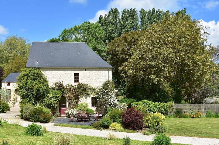 Location de vacances pour 6 personnes, avec sauna et jacuzzi ainsi que jardin et piscine à Lantheuil