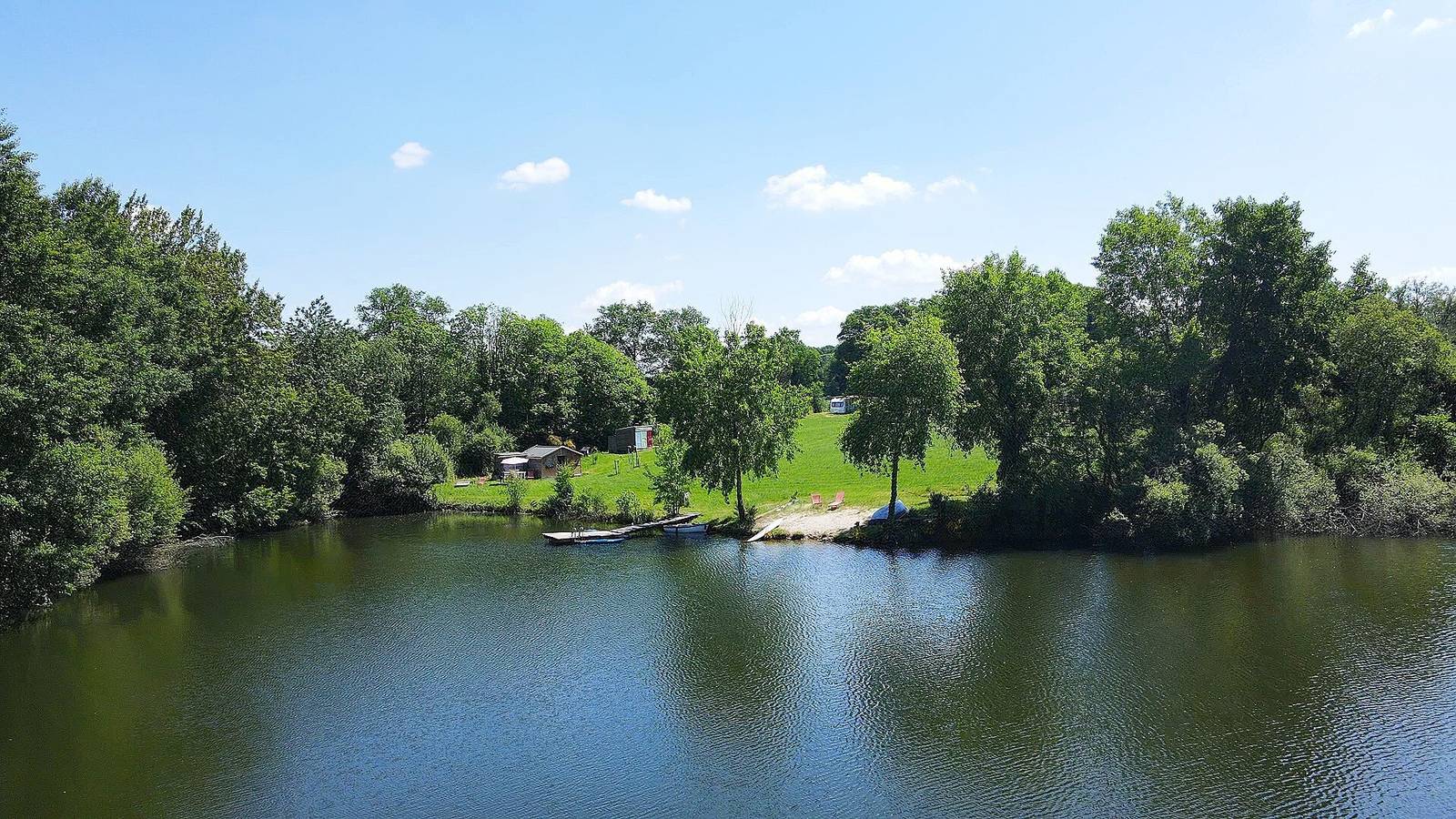 Bed and Breakfast 'Chambre 3 Et 4' with Lake View, Shared Pool and Shared Garden in Champsac, Périgord-Limousin Regional Nature Park
