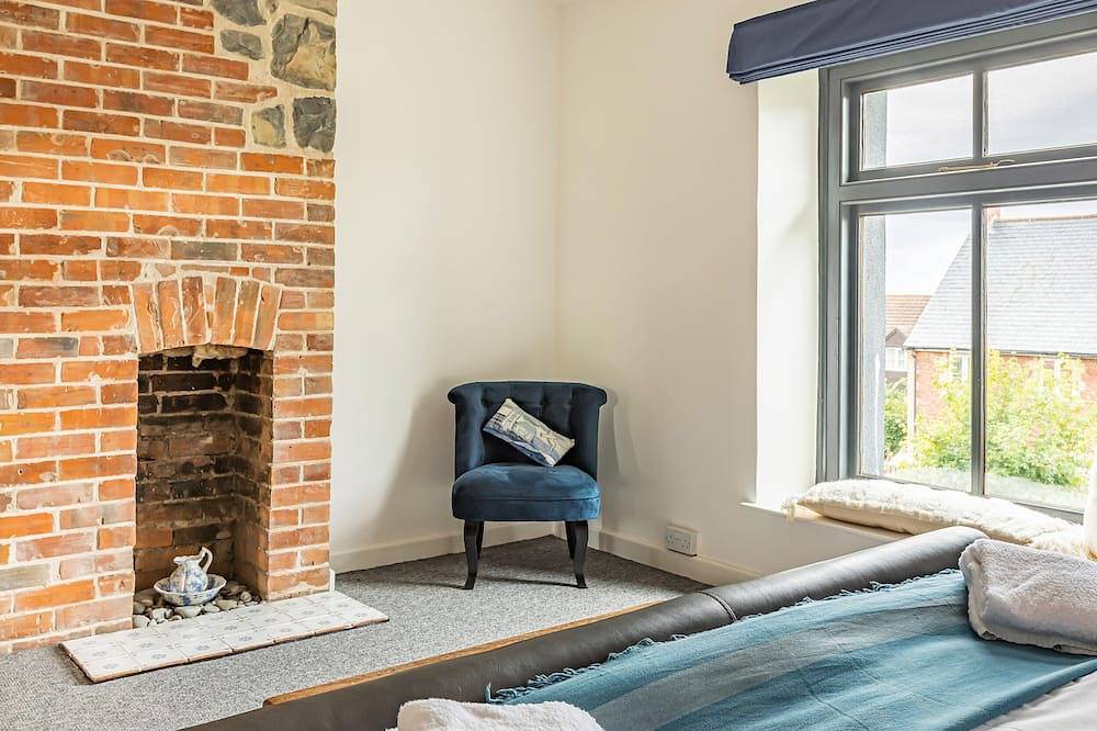 7 Severn Terrace, pet friendly, with open fire in Watchet in Watchet, Somerset