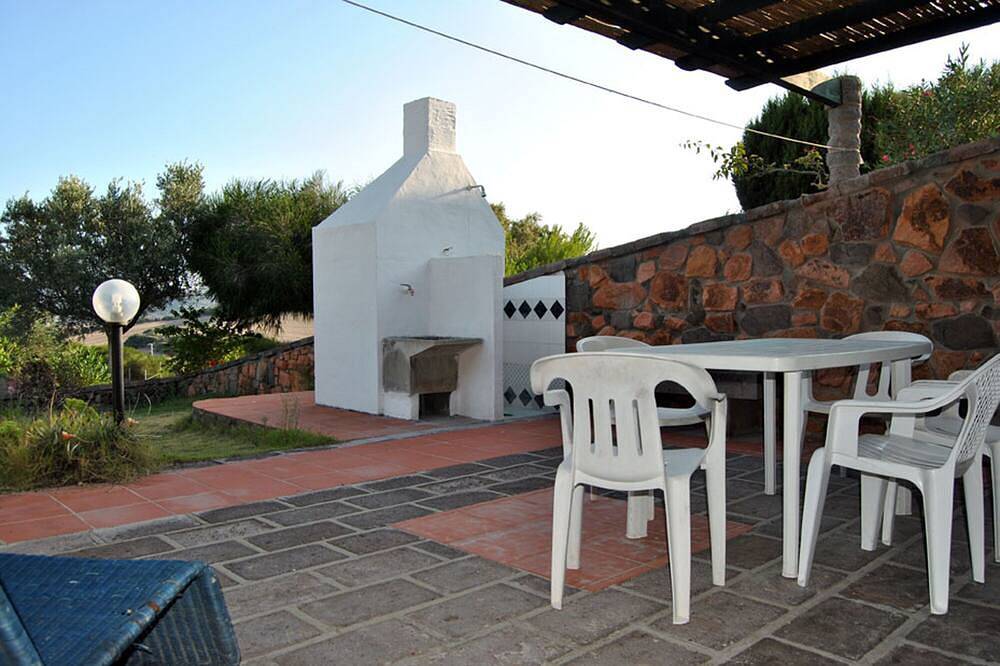 Deux appartements mitoyens pour 8/10 personnes, véranda, barbecue et jardin d'oliviers in Sant'Antioco Ville, Île de Sant'Antioco