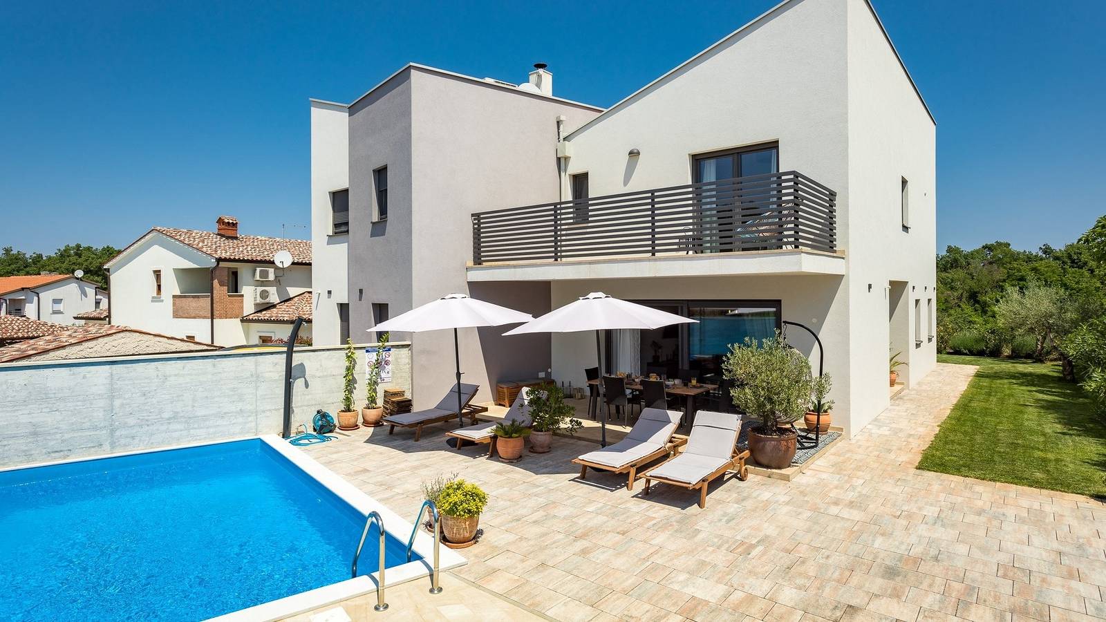 Moderne Villa Leonardo mit Pool im Freien in Kosinozici, Porec und Umgebung