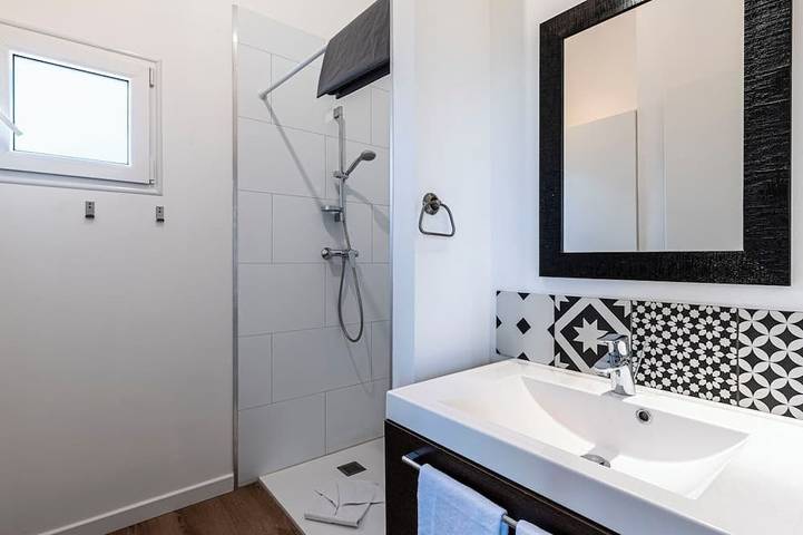Apartamento entero, Hermoso apartamento para 4 personas con WIFI, A/C, piscina, TV, terraza y mascotas permitida in Favone, Conca