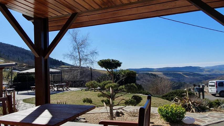 Gîte pour 10 personnes, avec Balcon et Jacuzzi ainsi que Terrasse et Jardin dans Gabrias