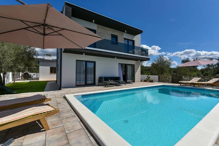 Villa für 8 Personen, mit Balkon und Garten - 1