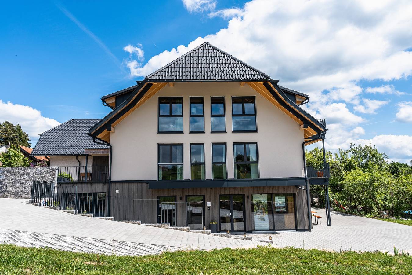 Apartamento inteiro, Apartamento 'Spatzennest' com vista para a montanha, varanda e Wi-Fi in Dachsberg, Floresta Negra do Sul