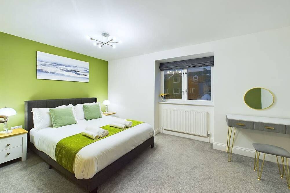 Modern Beach House | Sleeps 6 | 2 Minutes to Beach in Newquay, Cornwall