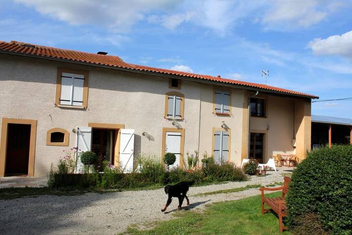 Chambre d’hôte pour 2 personnes, avec Terrasse ainsi que Jardin et Piscine dans l' Ariège