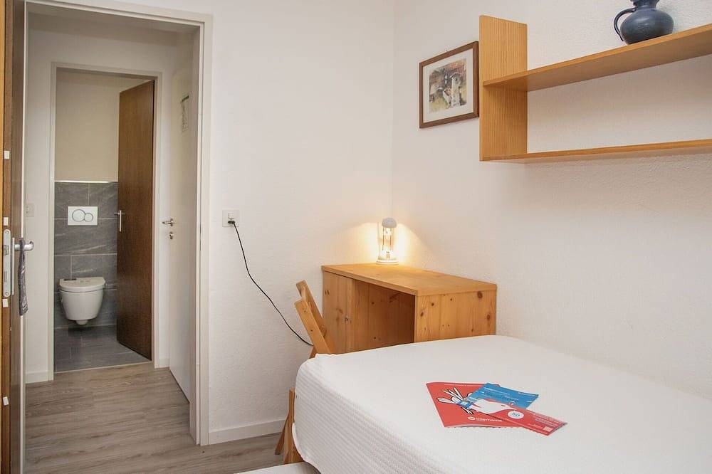 Ganze Wohnung, Angenehme Wohnung für 5 Gäste mit Pool,  W-Lan, Tv, Balkon, Haustiere erlaubt und Panoramablick in Falera, Flims Laax Falera